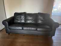 2 Sofas : Um de 2 Lugares, e outro de 3 lugares.