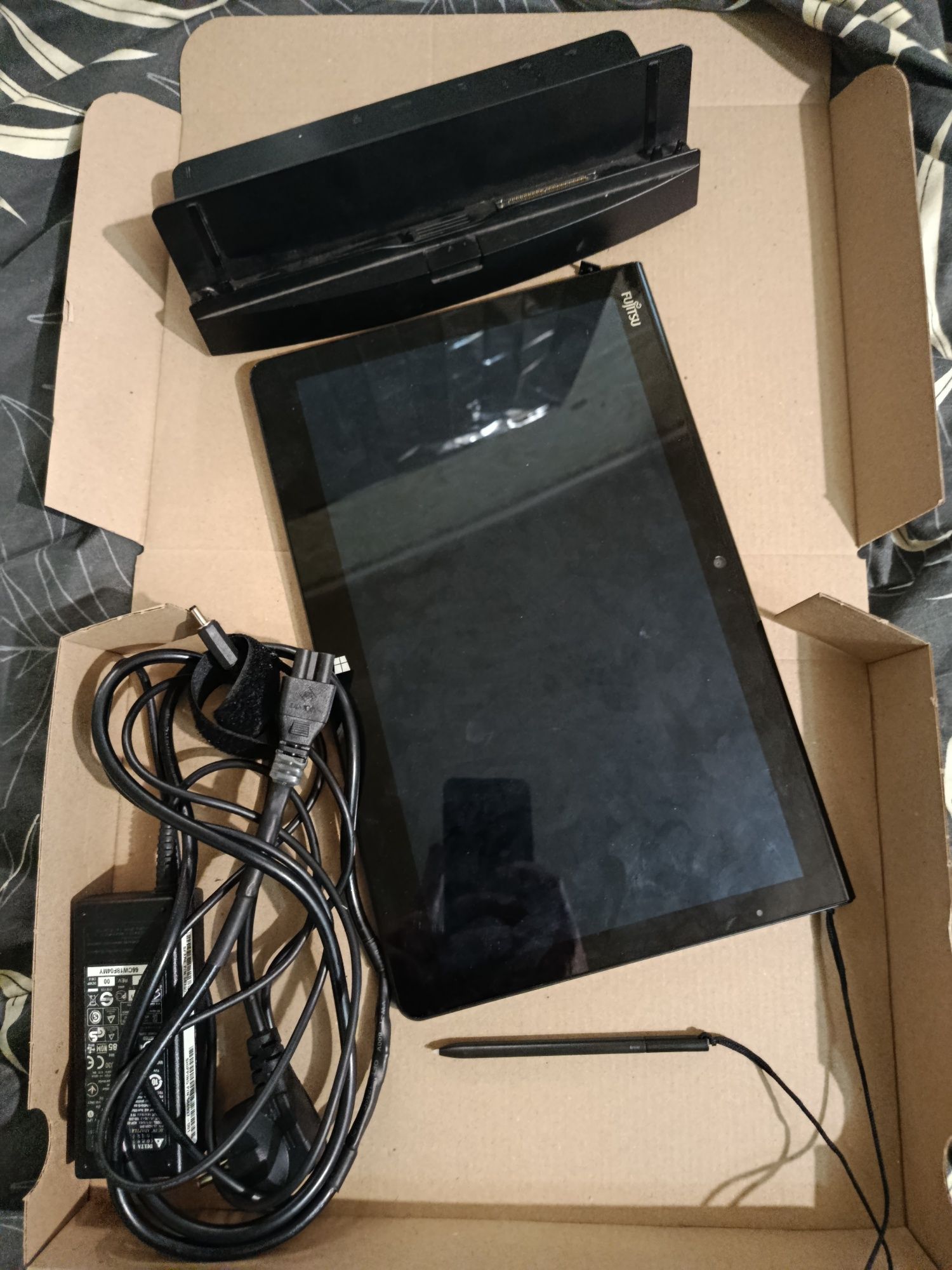 Fujitsu stylistic q704 та док станція