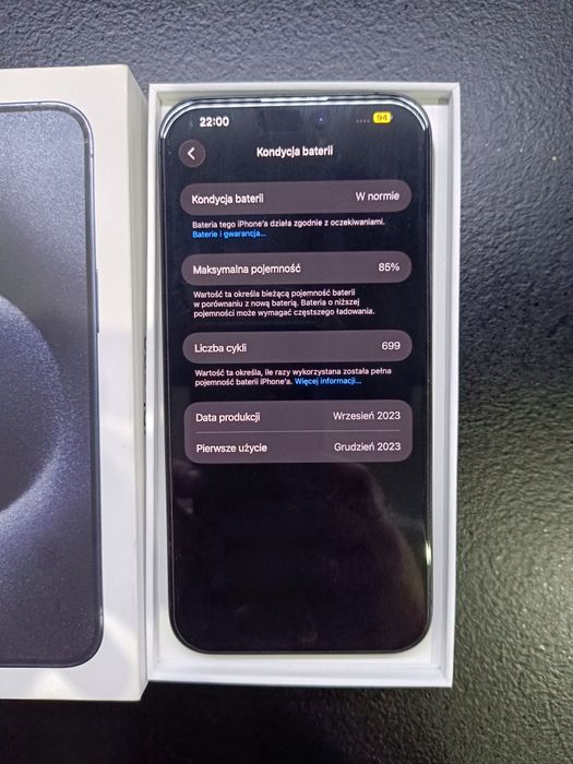 iPhone 15 pro Max 256GB igła z baterią 85% w kolorze ciemny granat.