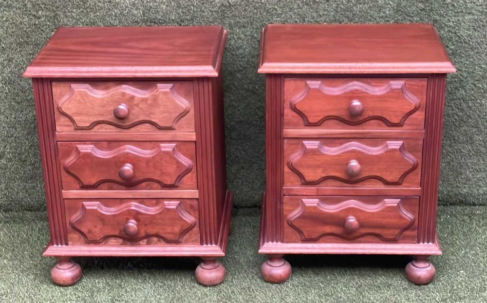 Mesas de cabeeira em madeira maciça