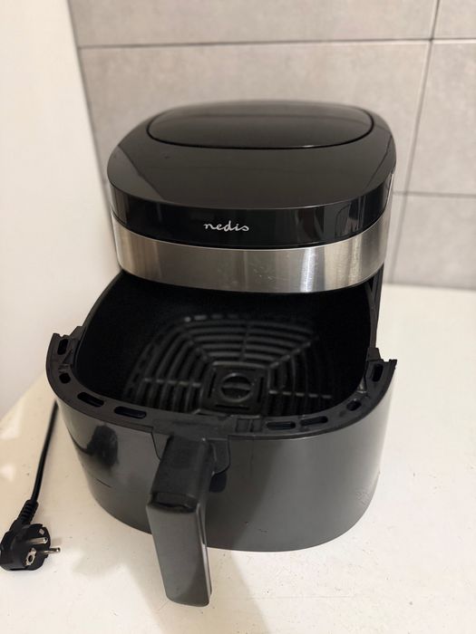 Air fryer preta (conecta Bluetooth)