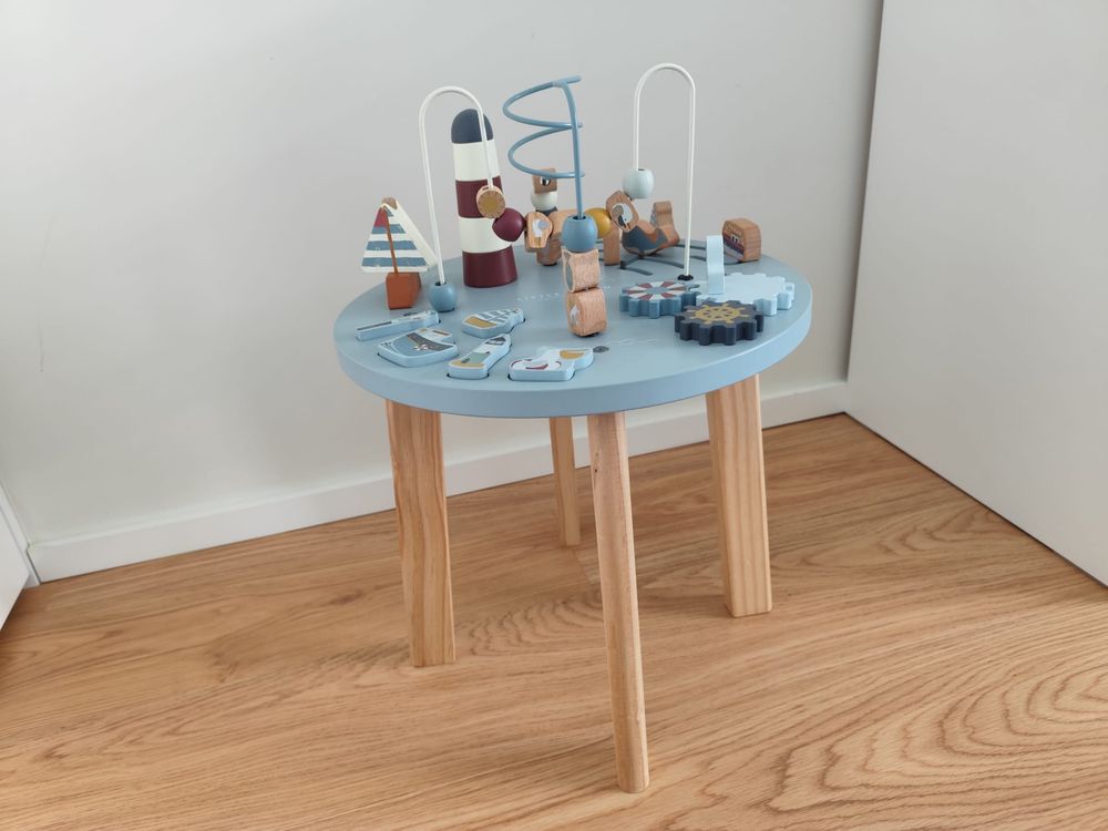 Mesa de atividades de sailors bay