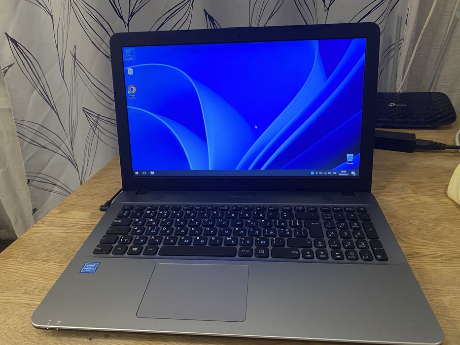 Ультрабук Asus SonicMaster із зарядкой