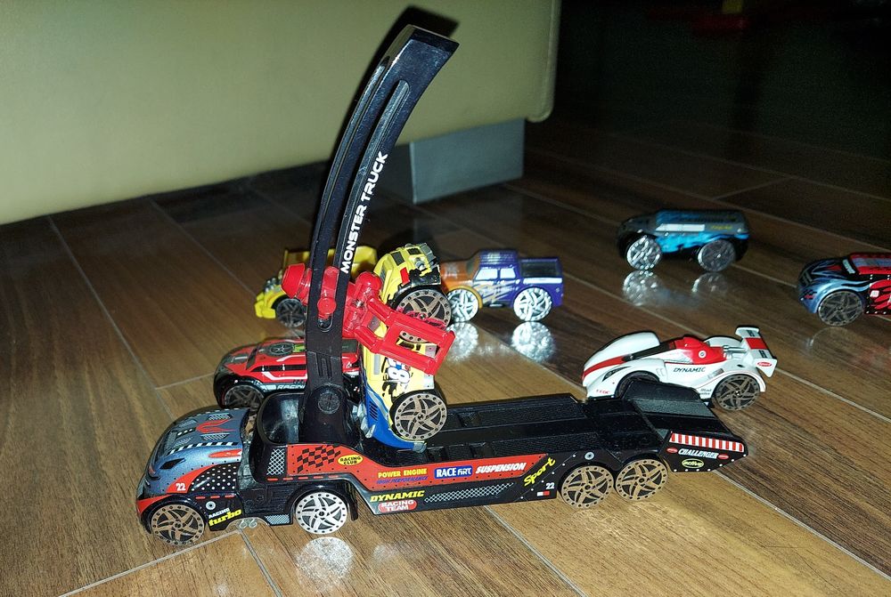 Duże auto z naczepą i podnośnikiem HDS + 11 aut.