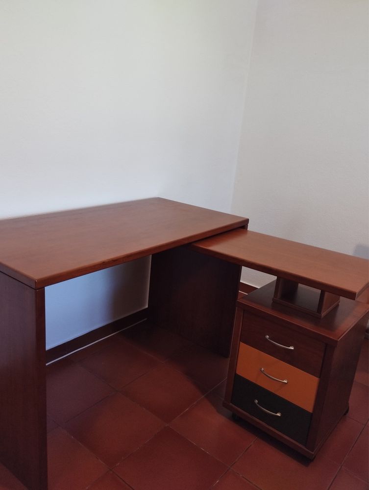 Secretária com extensão e gavetas