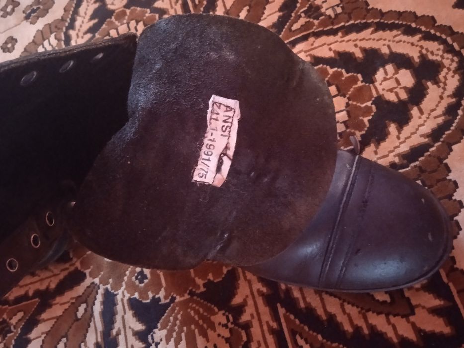 Продам Берці, натуральна кожа, є невеликі сліди використання!