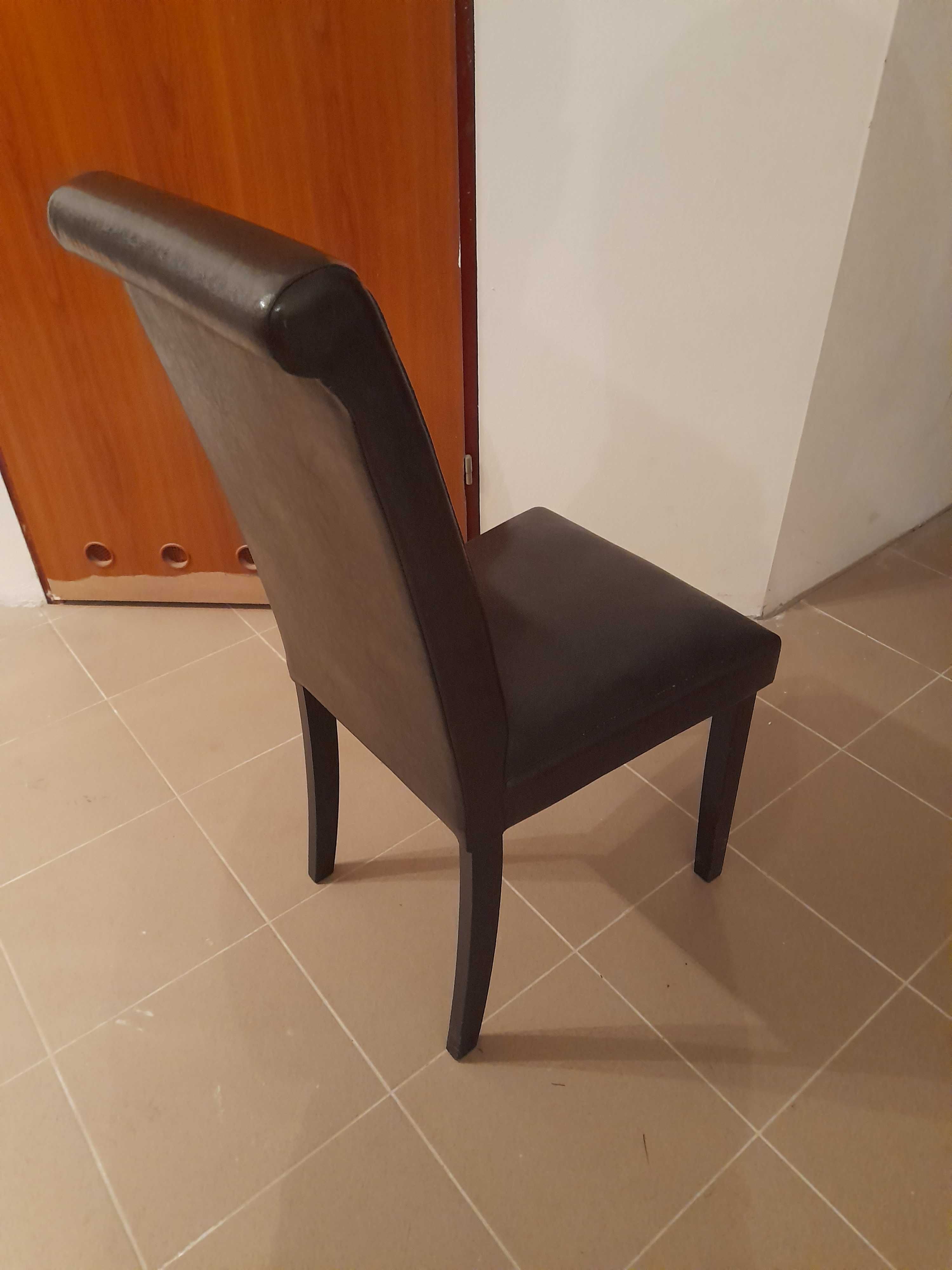 stół, krzesła i hokery