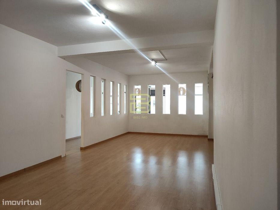 LOJA com 136m² em Zona Estratégica –BAGUIM do MONTE – Ideal para Vário