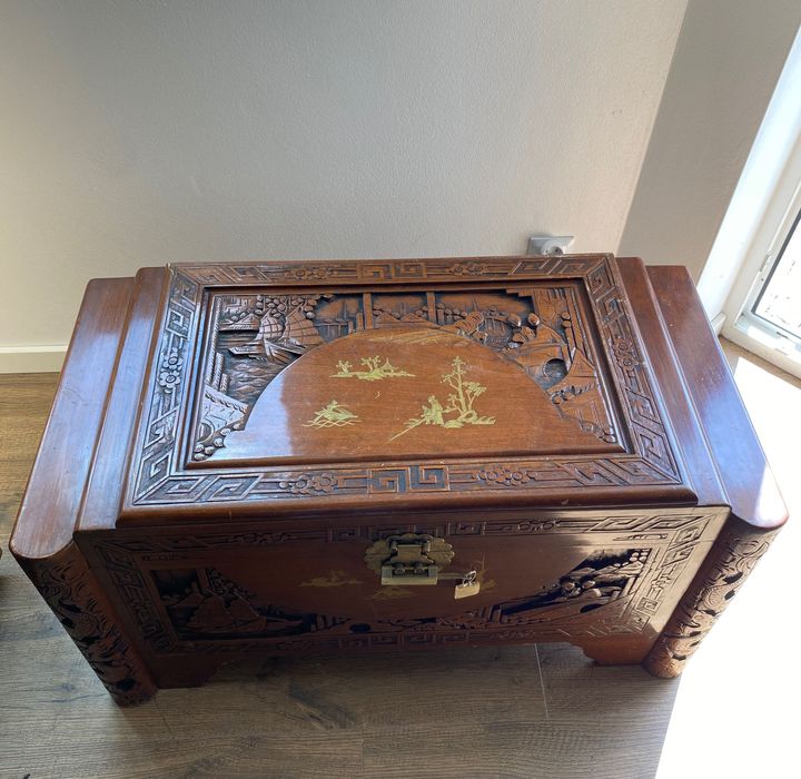 Rzeźbiona drewniana skrzynia – orientalny styl – unikat