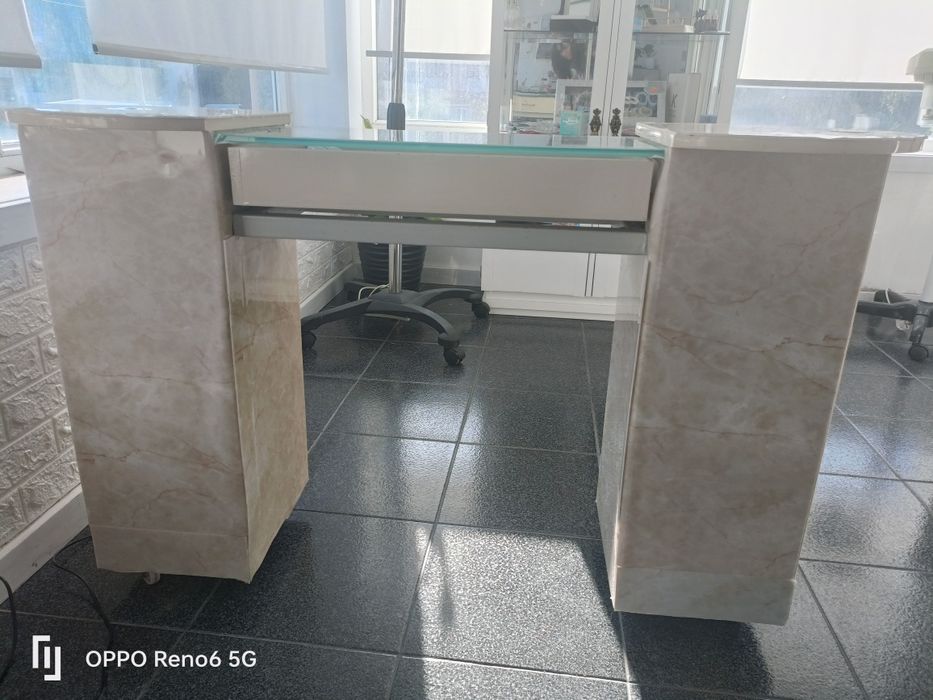 Mesa de manicure  com gavetas. 50.00