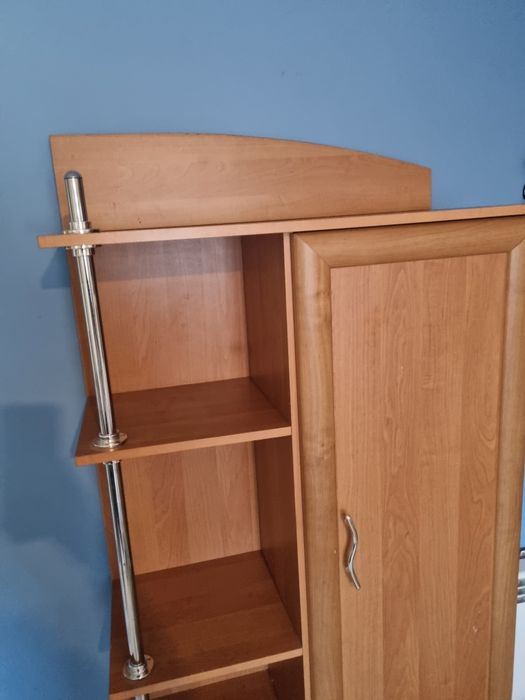 Brązowy regał z szafką i 2 szufladami – solidny i pojemny