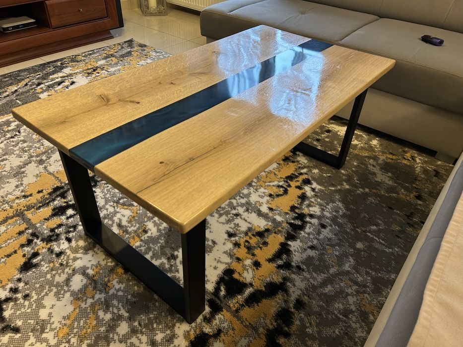 Stół z dębu i żywicy epoksydowej – unikatowy design ręcznie wykonany!