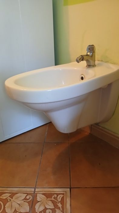 Bidet z baterią i syfonem
