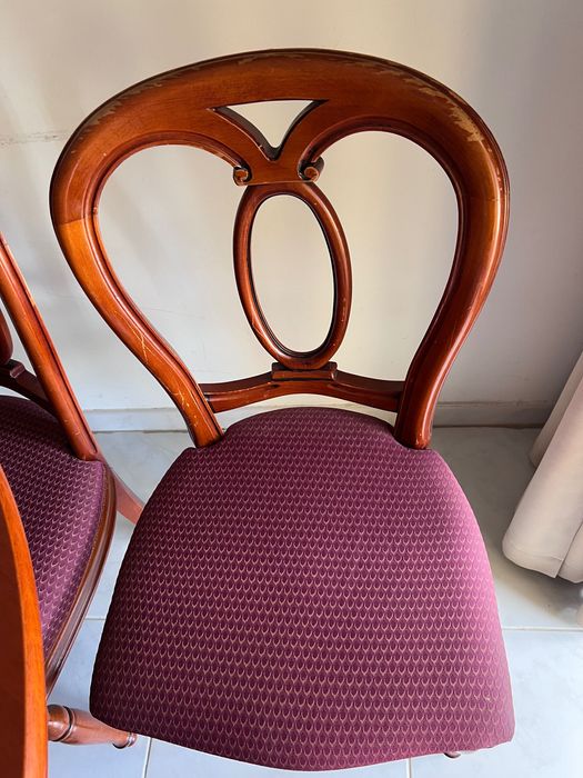 Uma mesa de carvalho e quatro cadeiras.
