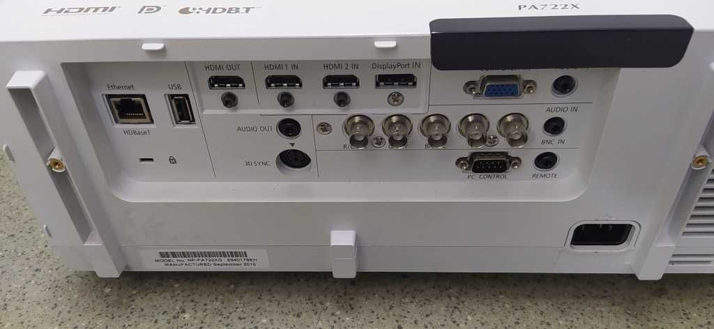 Projektor NEC PA722X + Obiektyw NP30ZL