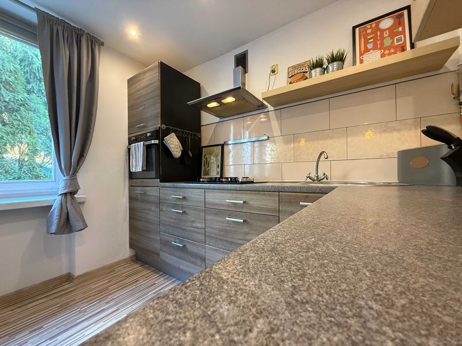 Duże dwupokojowe mieszkanie w dzielnicy Zdrój