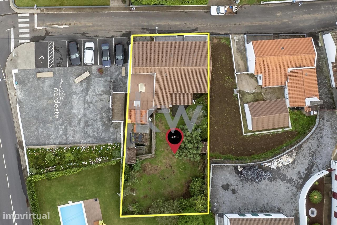 Moradia Isolada V3+2, com garagem e quintal, com estacionamento ao lad
