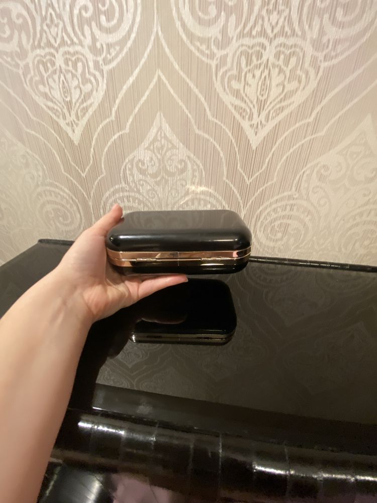 Клатч маленький чорний з золотим ланцюжком