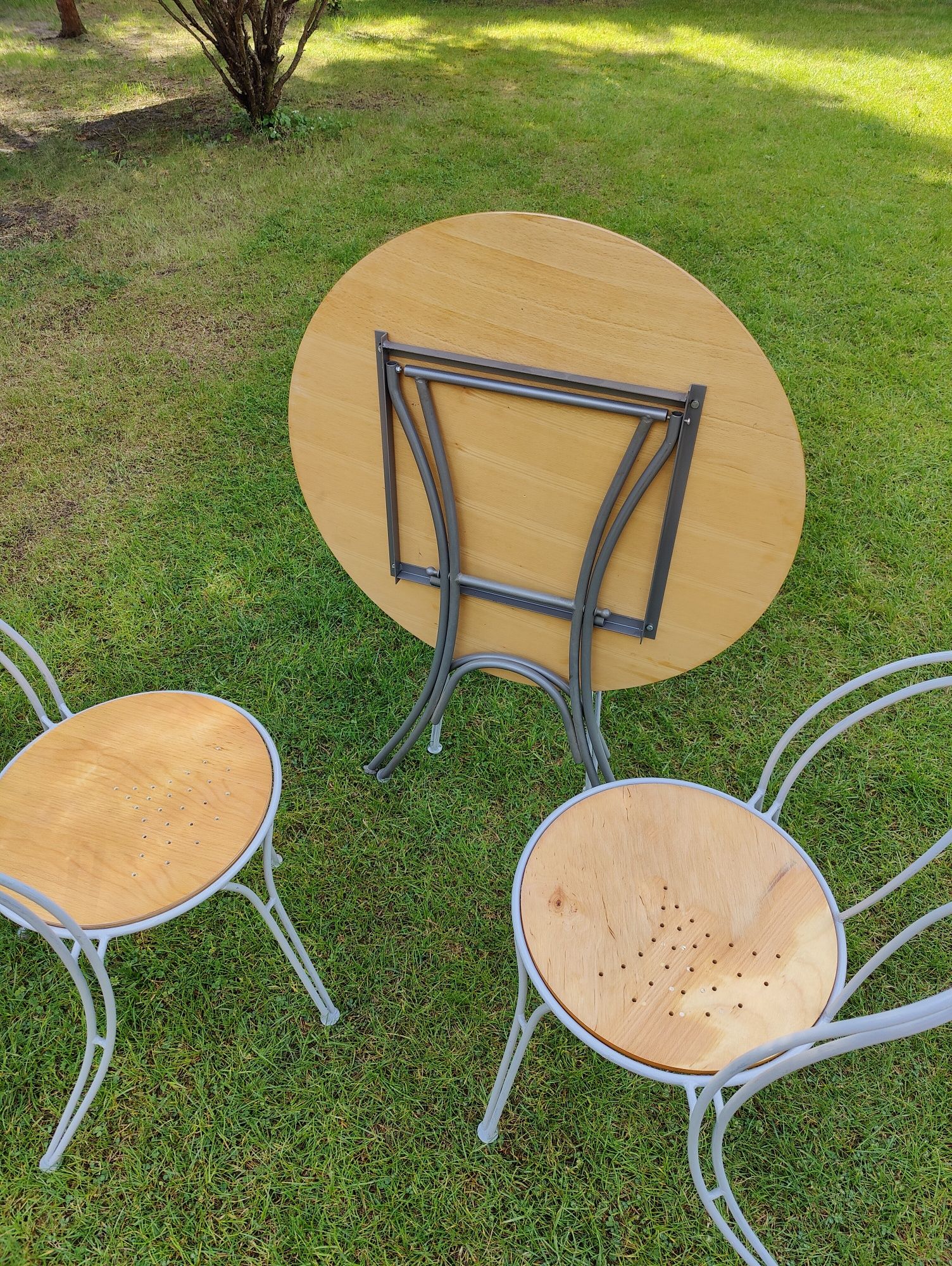 Metalowy komplet stół plus trzy krzesła