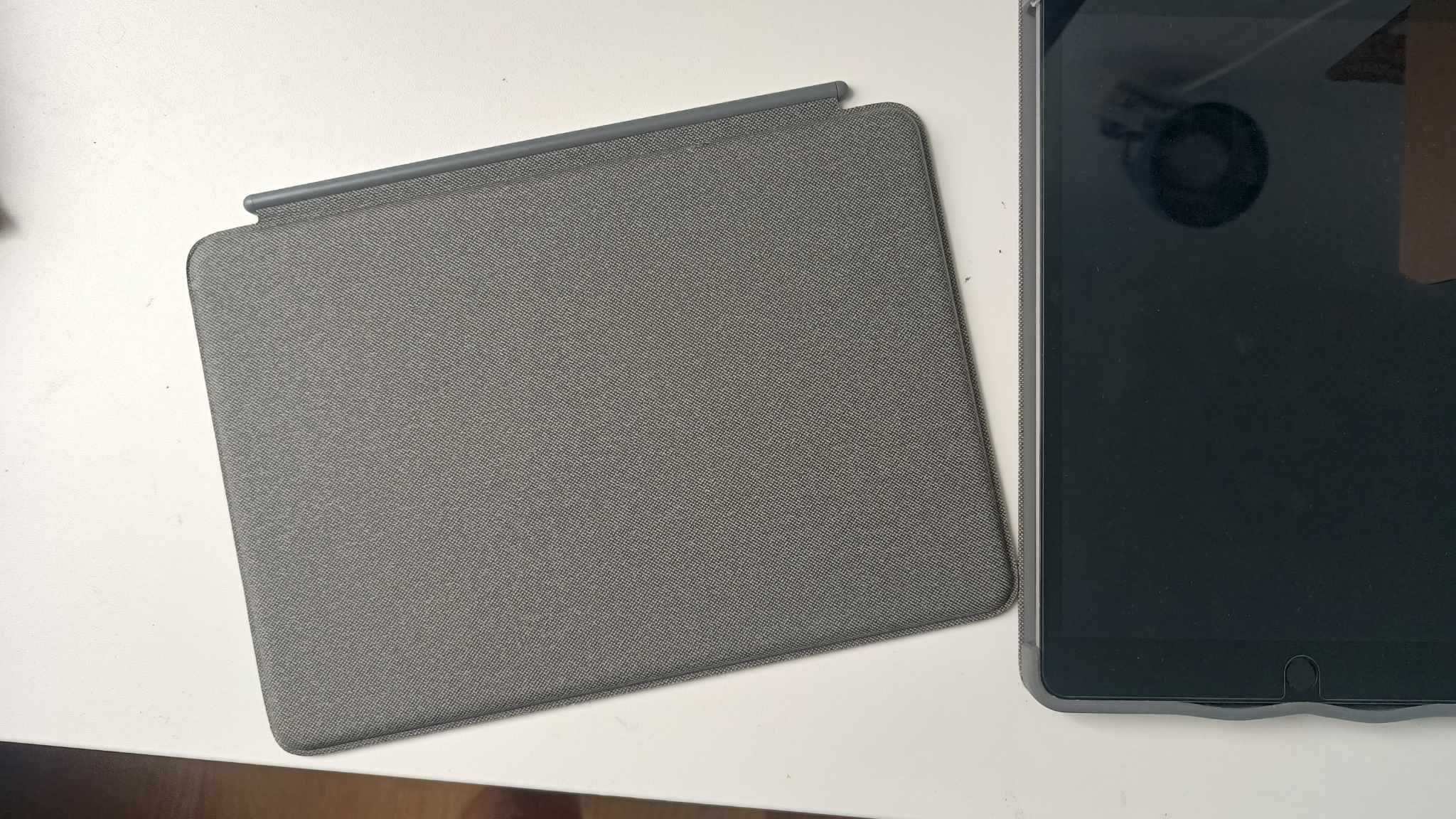 Etui z odłączaną klawiaturą touchpad do iPada (7/8/9 gen) combo touch