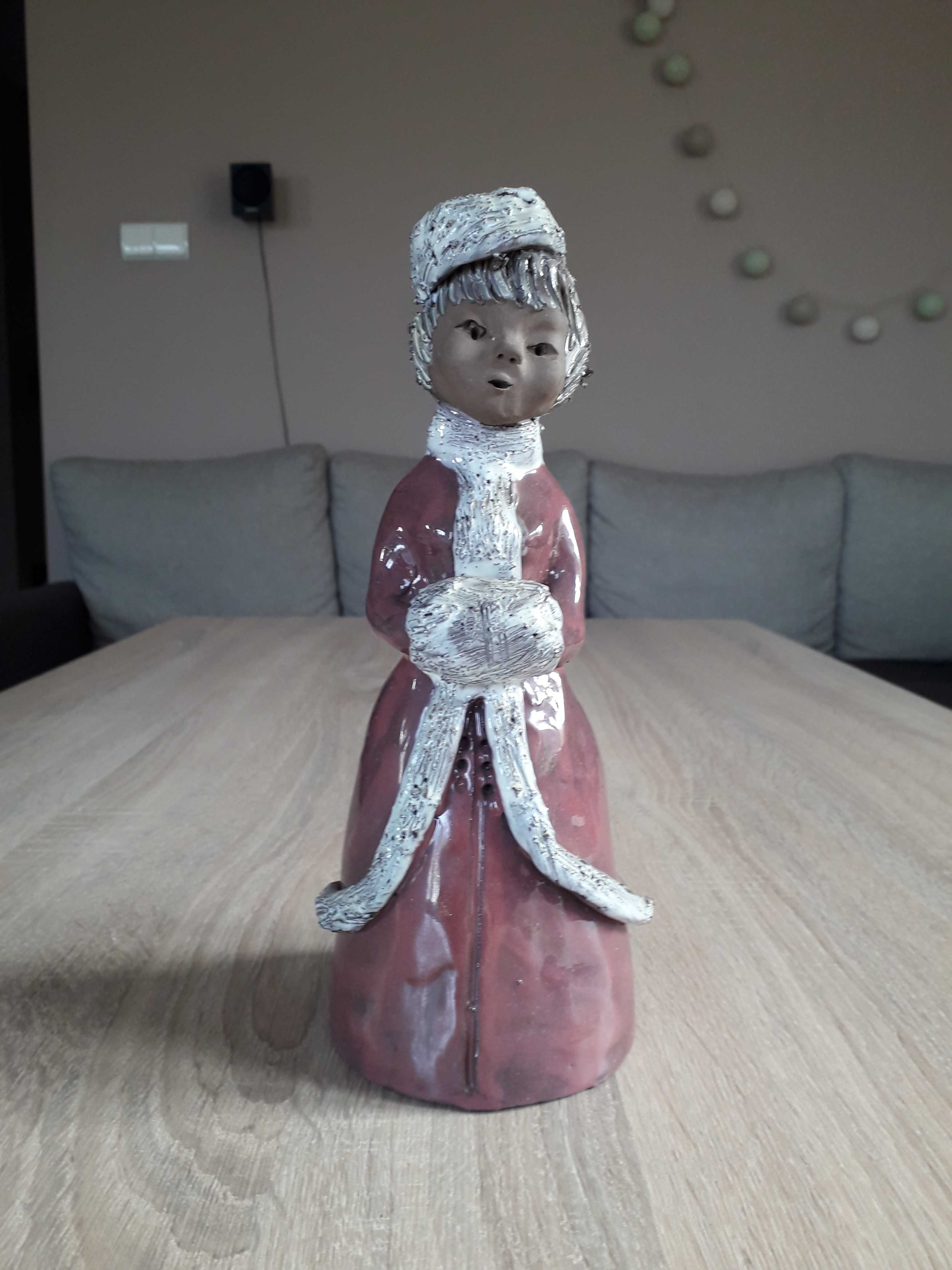 Figurka z ceramiki dama z mufką L133
