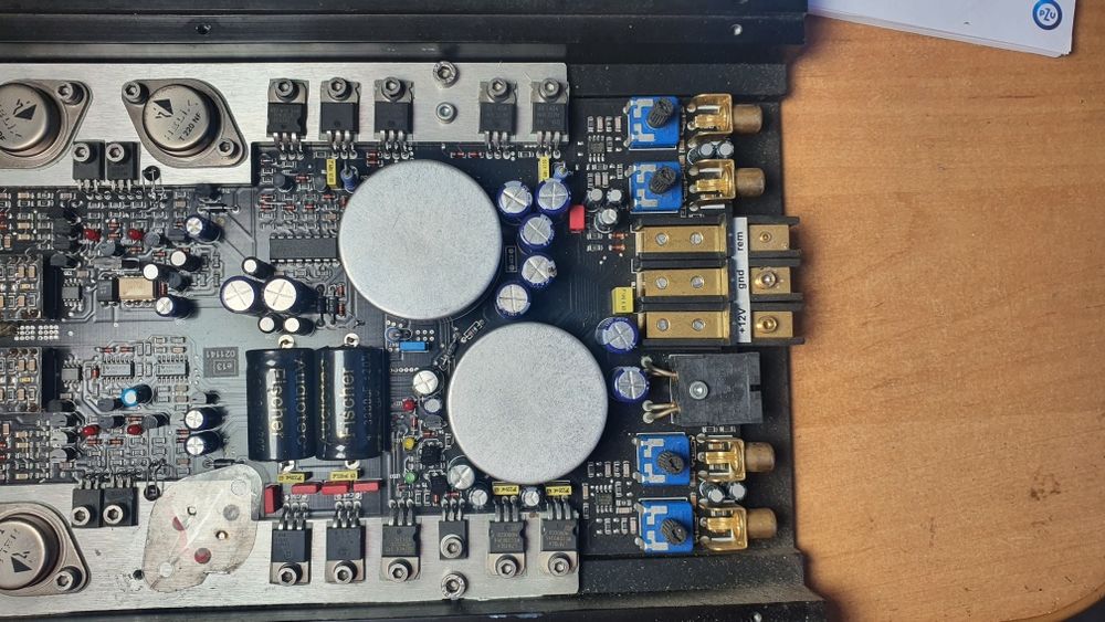 Wysokiej klasy wzmacniacz samochodowy helix hxa 400 mk2
