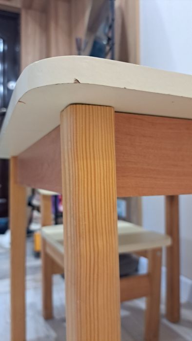 Дитячий стіл та два стільці