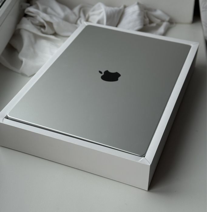 Macbook Pro16 M4 Pro 14-20core GPU 48GB Ram 512 ssd silver