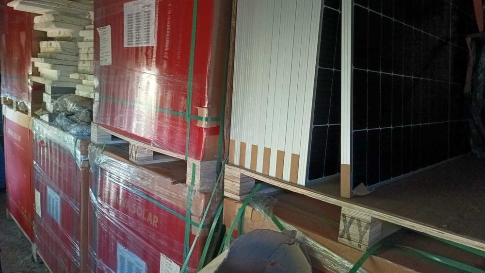 Nowe, oryginalnie zapakowane panele fotowoltaiczne o mocy 460W.