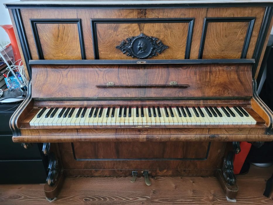 Pianino zabytkowe retro