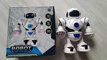 Interaktywny robot tańczący w rytm muzyki Ma świecące oczy i ręce