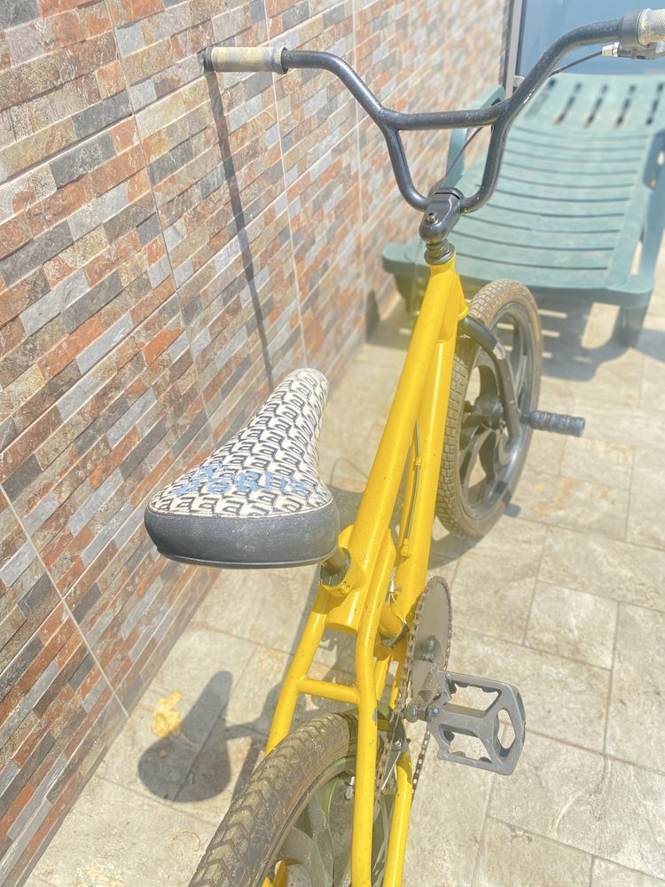 Bmx amarela com aros especiais