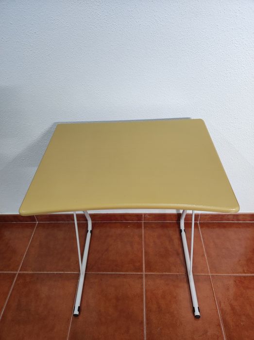 Mesa de apoio de estudo ou mini secretária