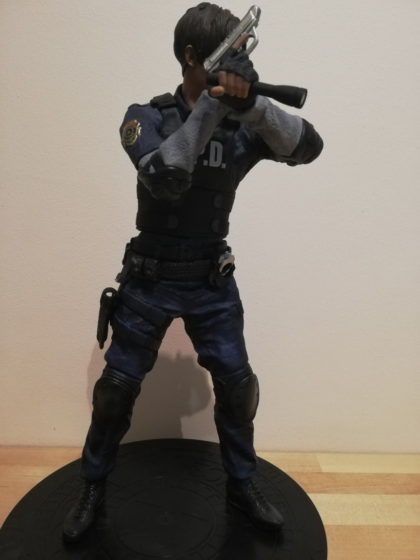 FIGURKA resident evil 2 leon s. kennedy