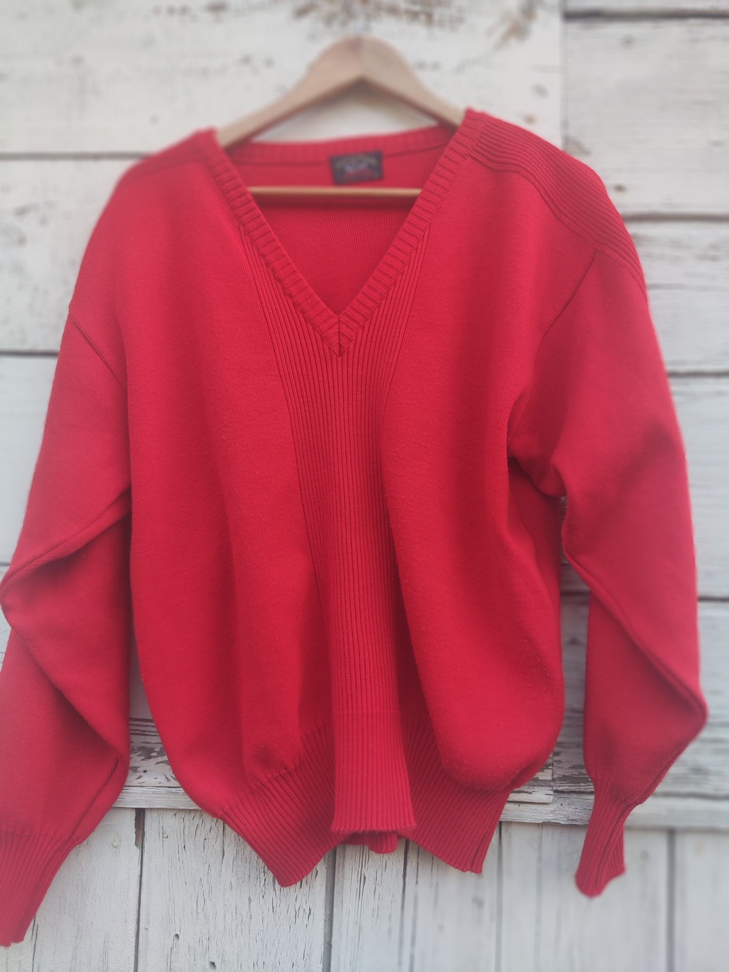 Czerwony sweter w serek