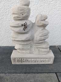 Husqvarna figurka betonowa
