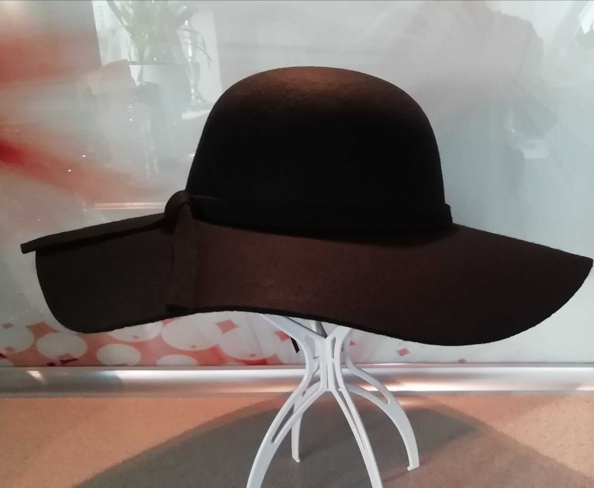czarny kapelusz Trussardi 100% wełna, ładnie układające się rondo