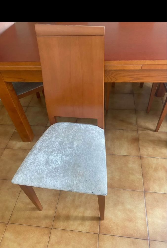Mesa de jantar em madeira com 6 cadeiras
