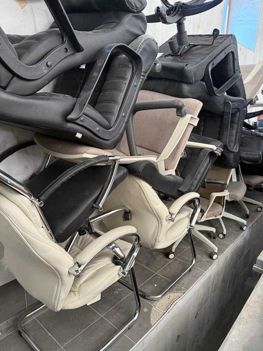 офісні меблі стільці столи тумби стелажі