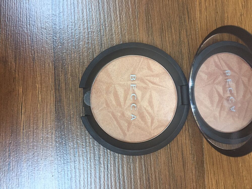 Roswietlajaco-brazujacy Becca shimmering skin perfector bronzed amber