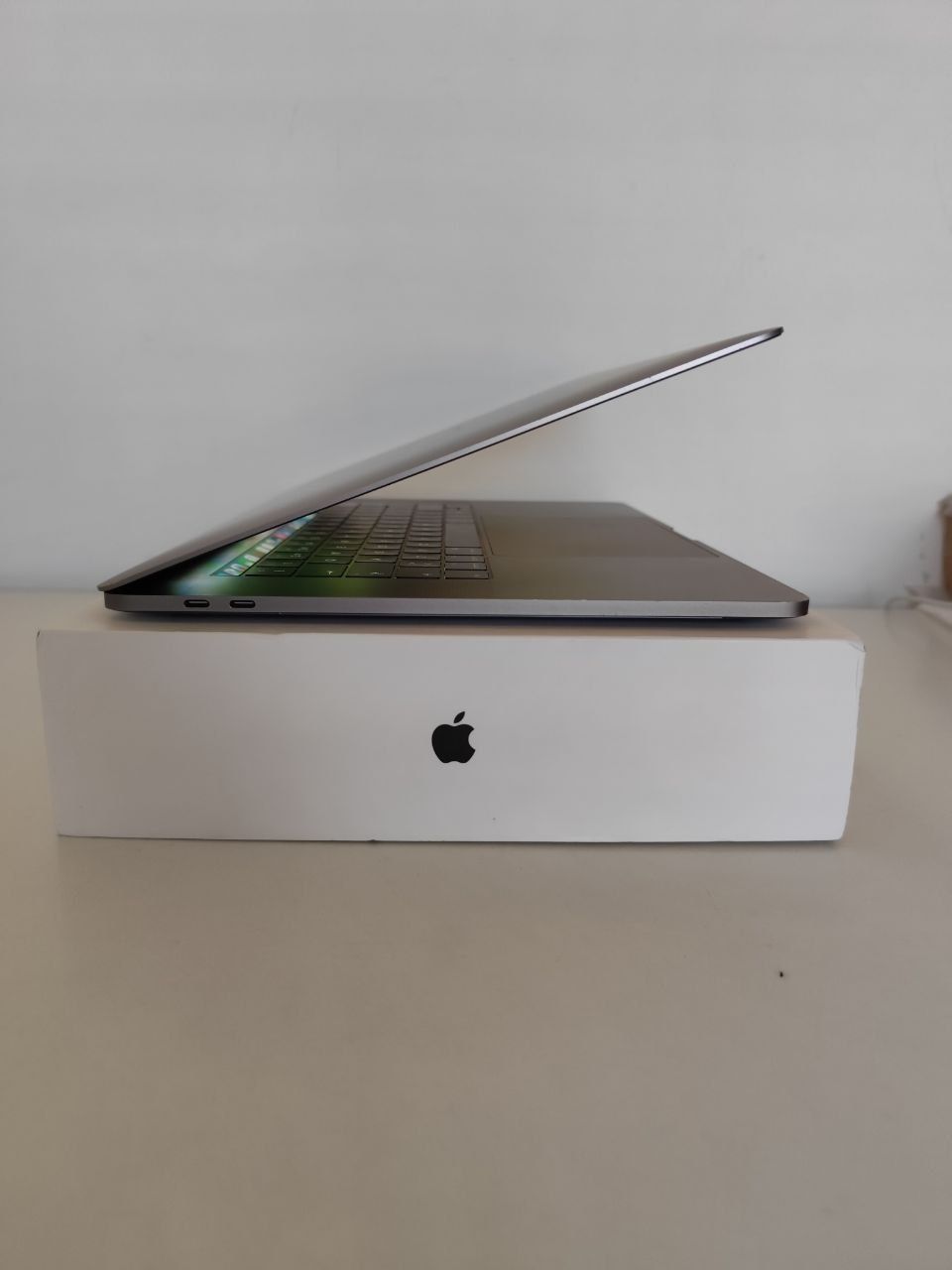 MacBook Pro 15 TouchBar 2017
Com o último macOS 15 Sequoia
Proce