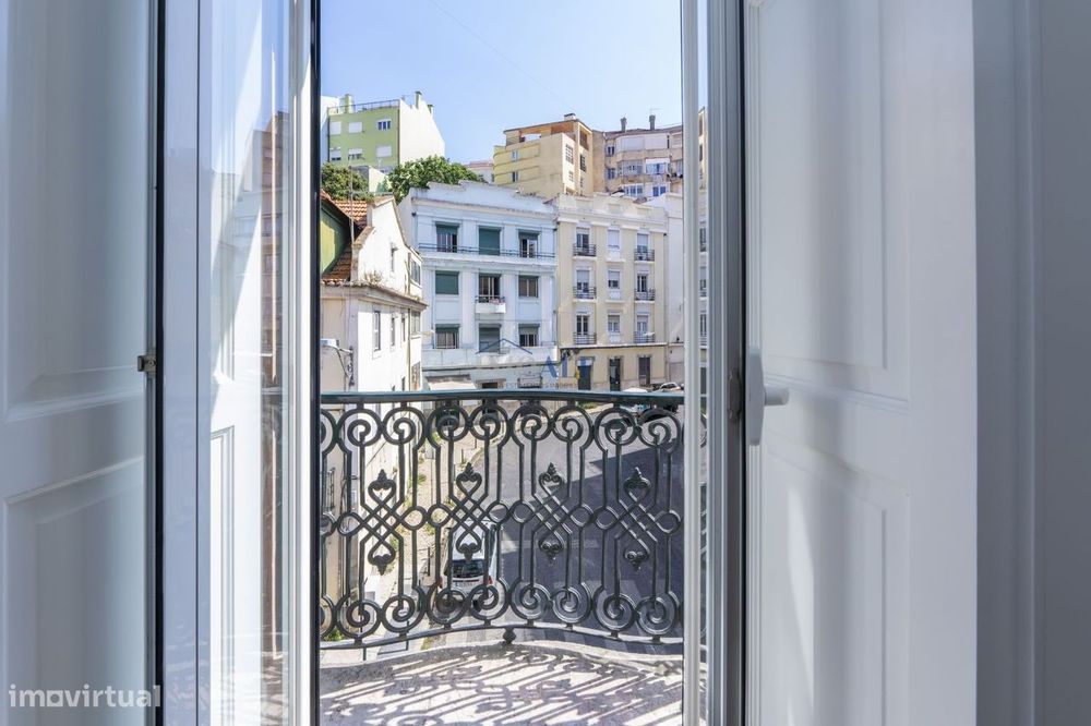 Apartamento T2 remodelado, mobilado com duas varandas