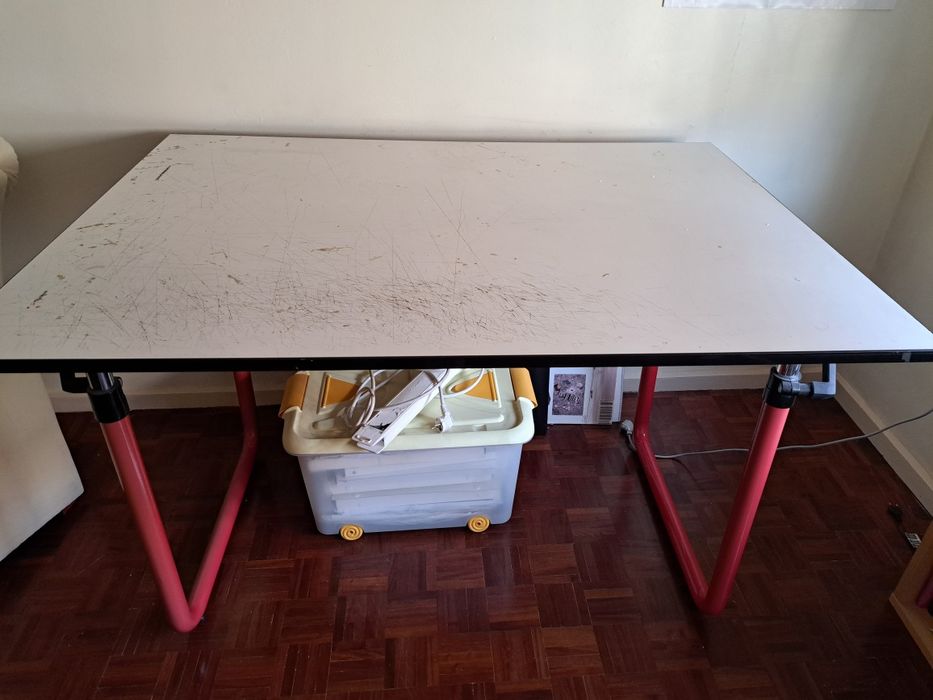Vendo secretária e estirador