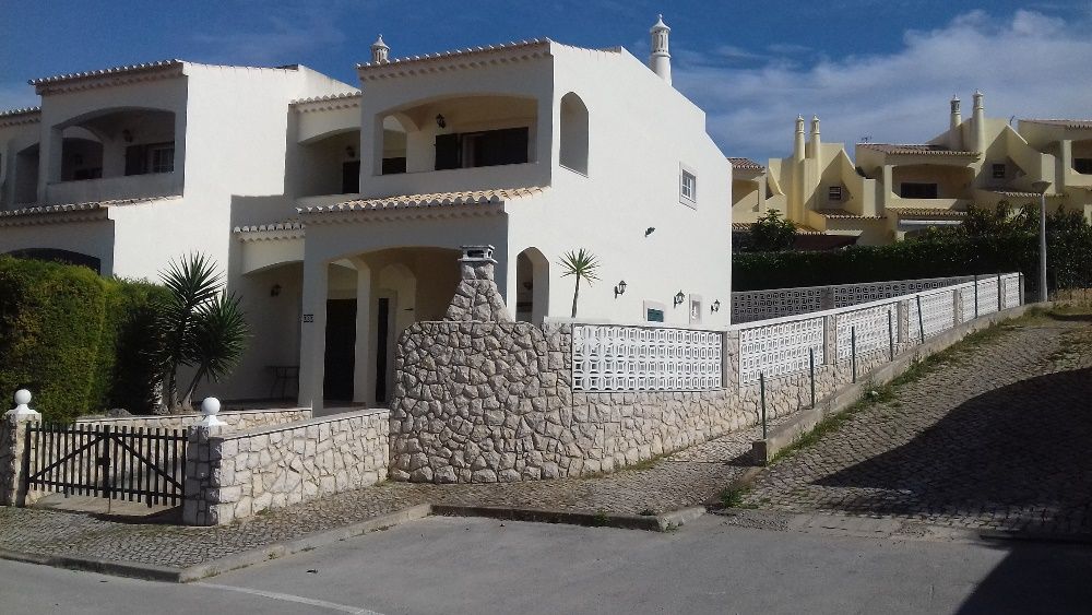 Ferragudo perto da praia .   Preço de època baixa.