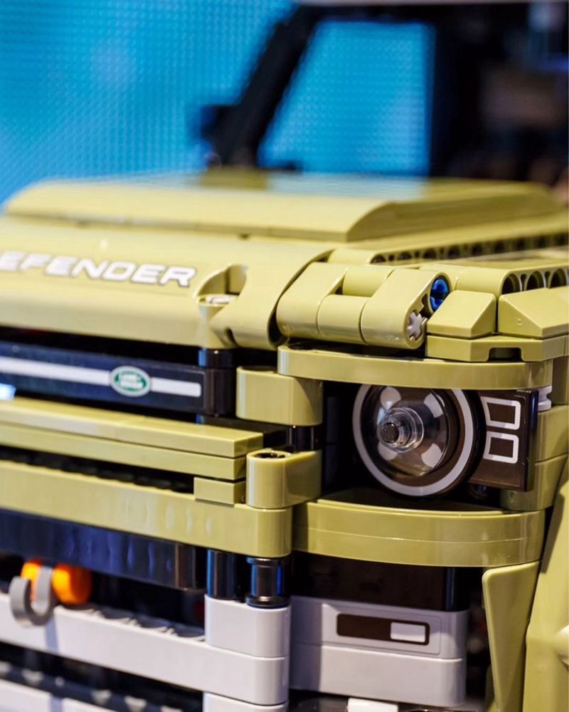 Конструктор Land Rover Defender 1/1 з LEGO