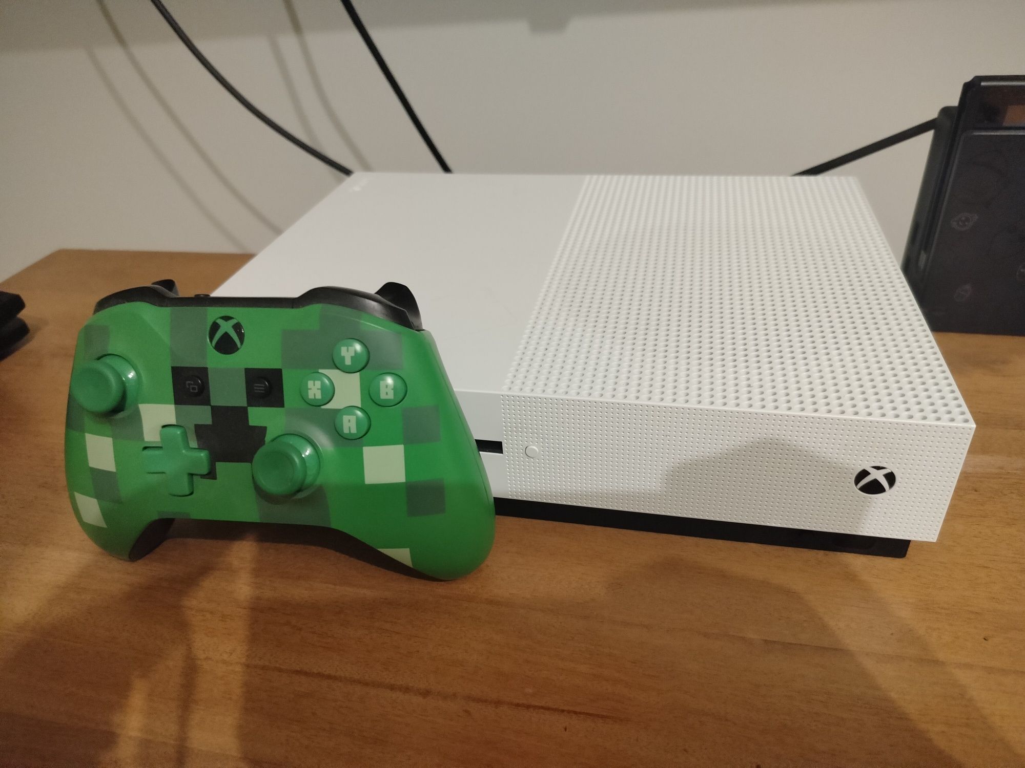 Xbox One S 1TB + Kontroler Creeper