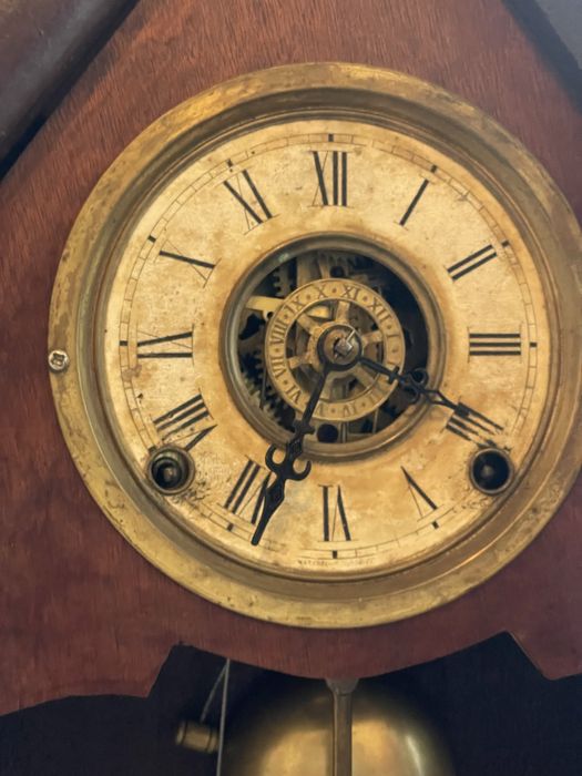 Relógio antigo de pêndulo em madeira – estilo vintage / colecionador