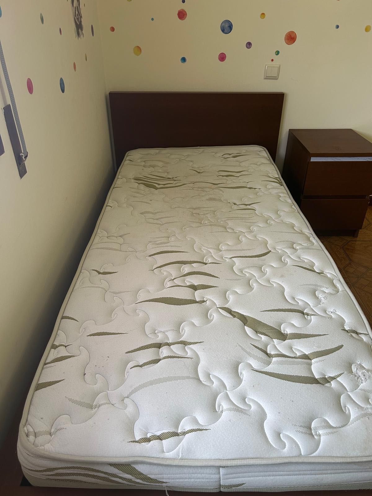 Cama de solteiro com colchão e mesinha cabeceira