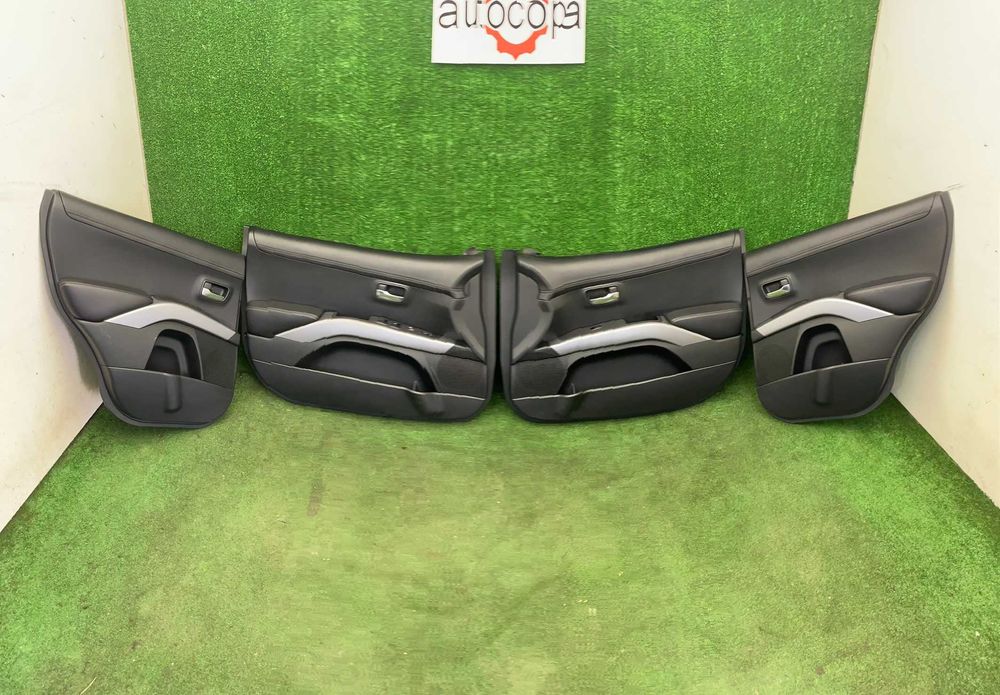 Дверні карти салону Mitsubishi Outlander XL