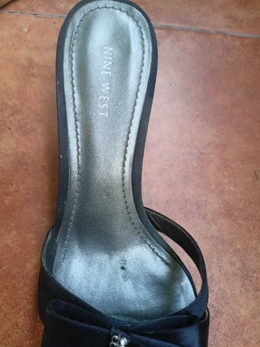 Klapki Nine West na obcasie